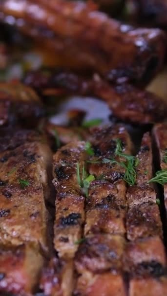 Возьмите Кусок Вкусного Мяса Гриле Мясной Тарелке Бараниной Свининой Говядиной — стоковое видео