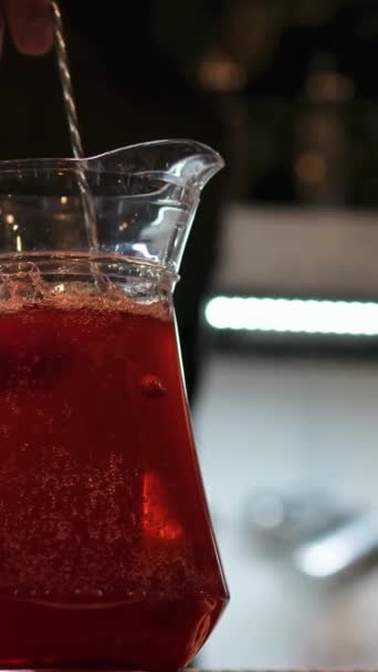 Uma Bebida Colorida Feita Pelo Barman Com Uma Folha Hortelã — Vídeo de Stock
