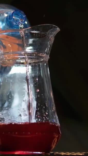 Soda Rallentatore Che Versa Nel Bicchiere Con Ghiaccio Filmati Alta — Video Stock
