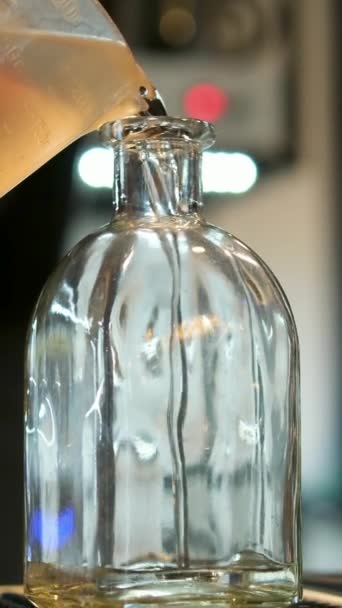 酒保往玻璃杯里倒伏特加龙舌兰酒 高质量的伏特加倒入卡拉菲 — 图库视频影像