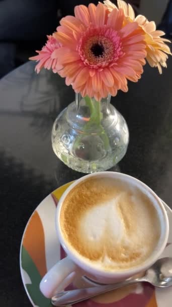Kurabiye Tabağı Dönen Ahşap Masa Zemininde Çiçekler Olan Kahve Fincanı — Stok video