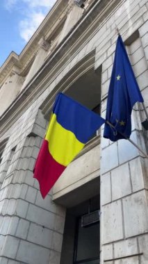 Romanya bayrağının son derece detaylı dalgalanmaları. Yüksek kaliteli FullHD görüntüler