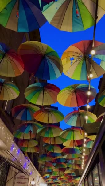 Umbrellas 彩色雨伞 街道上的彩色雨伞 罗马尼亚布加勒斯特 优质Fullhd影片 — 图库视频影像