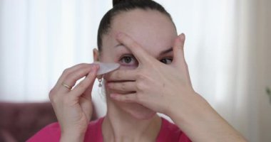 Yüzüne masaj yapan, yüzünü serinleten buz küresi yapan bir kadın. Slim Chin ve Neck 'te parmak izi var. Yüz masajı ve estetik cerrahi. Yüksek kalite