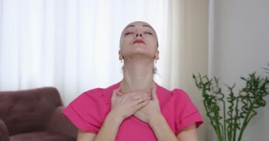 Yüzüne masaj yapan, yüzünü serinleten buz küresi yapan bir kadın. Slim Chin ve Neck 'te parmak izi var. Yüz masajı ve estetik cerrahi. Yüksek kalite