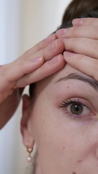 Gymnastik Kvinnan Masserar Ansiktet Kylande Ansikte Rullar Glober Ansiktsmodell Visar — Stockvideo