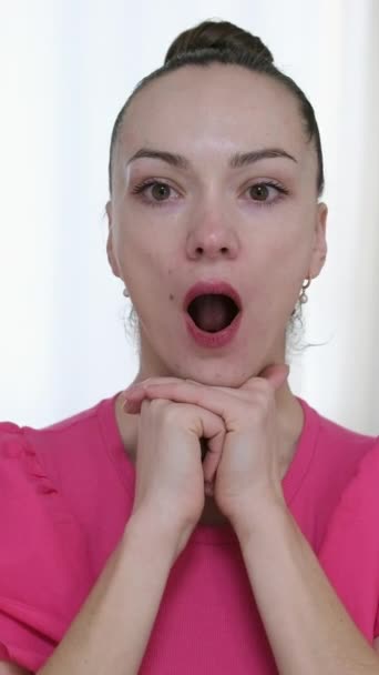 Ginástica Mulher Massageando Seu Rosto Esfriando Rolos Rosto Globos Gelo — Vídeo de Stock