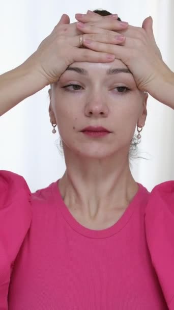 Wanita Pesenam Memijat Wajahnya Pendinginan Wajah Roller Bola Facial Model — Stok Video