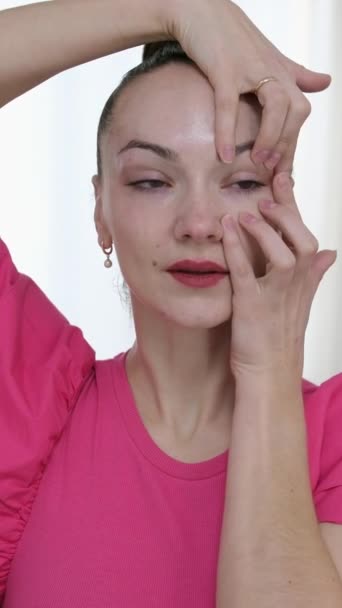 Wanita Pesenam Memijat Wajahnya Pendinginan Wajah Roller Bola Facial Model — Stok Video