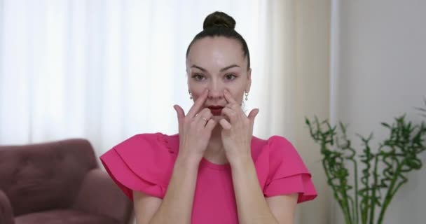 Yüzüne Masaj Yapan Yüzünü Serinleten Buz Küresi Yapan Bir Kadın — Stok video