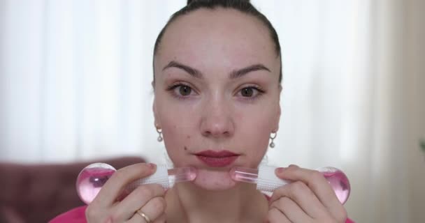 Wanita Memijat Wajahnya Dingin Roller Wajah Bola Facial Model Menampilkan — Stok Video