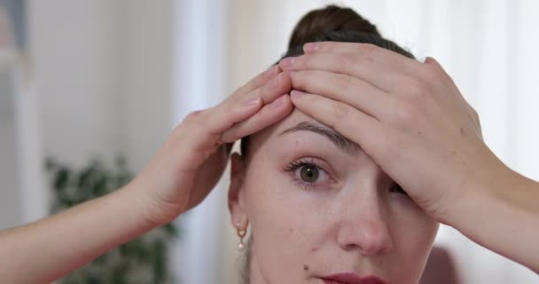 Mulher Massajando Seu Rosto Esfriando Rolos Rosto Globos Gelo Modelo — Vídeo de Stock