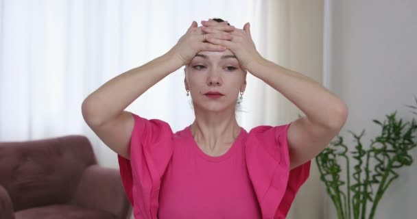 Kvinnan Masserar Ansiktet Kylande Ansikte Rullar Glober Ansiktsmodell Visar Med — Stockvideo