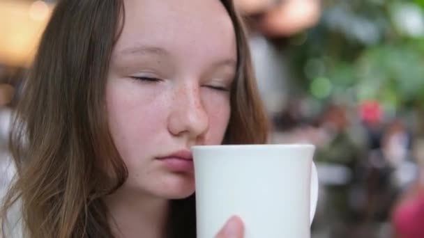 Egy Fiatal Lány Belélegzi Egy Macsó Tejeskávéital Illatát Egy Finom — Stock videók