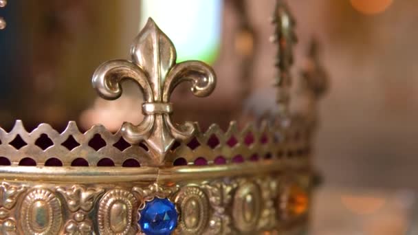 婚礼的教堂属性 金王冠在祭坛上 神父的属性 教堂的内部高质量的4K镜头 — 图库视频影像
