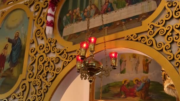 教会の鎖に掛かる美しい装飾的な赤いろうそくの閉鎖 高品質の4K映像 — ストック動画