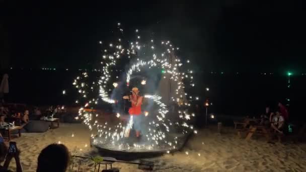 ファイヤーショー プロのアーティストのグループは さまざまな消防施設を実行しています 男の子と女の子は 海のベトナム クックで海賊団と踊った 高品質の4K映像 — ストック動画