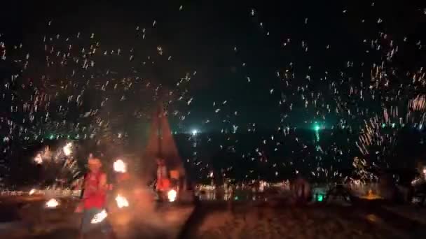 火灾现场一组专业的艺术家表演了各种各样的消防设施 男孩和女孩在越南的海洋上与海盗火队共舞 高质量的4K镜头 — 图库视频影像