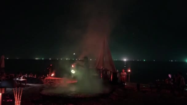 Ateş Gösterisi Bir Grup Profesyonel Sanatçı Çeşitli Yangın Tesislerini Icra — Stok video