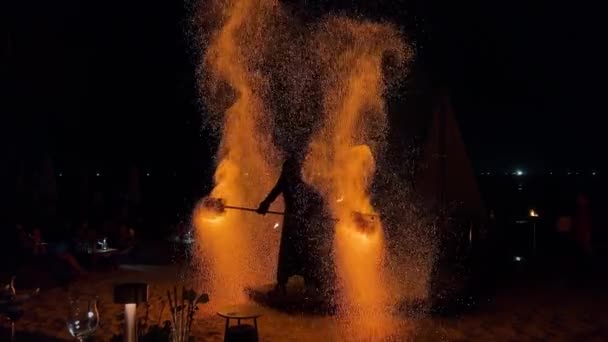 Ohnivá Show Profesionální Umělec Provádí Různé Požární Zařízení Jiskry Létají — Stock video