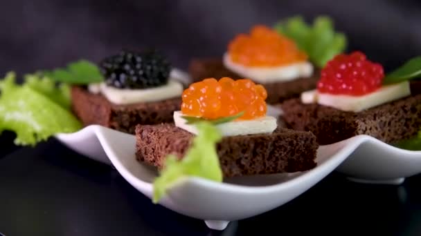 Sushi Červeným Černým Kaviárem Sloužil Deskových Vírech Před Kamerou Close — Stock video