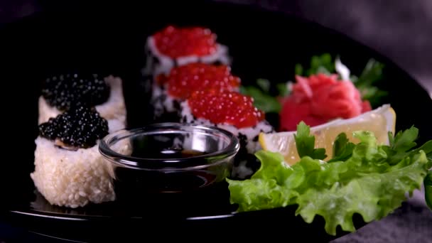 Sushi Met Rode Zwarte Kaviaar Geserveerd Bord Wervelingen Voorkant Van — Stockvideo