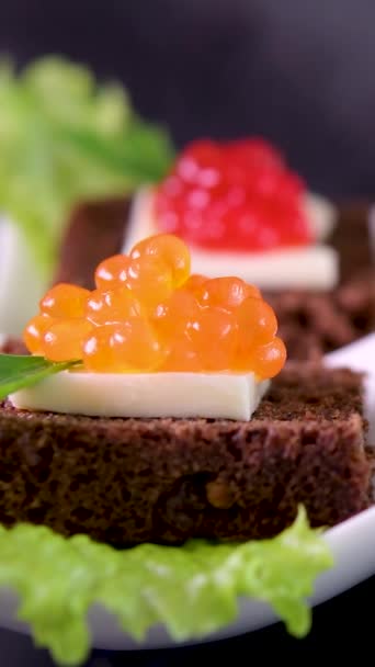 Salmón Fondo Blanco Caviar Rojo Deliciosa Comida Lujo Marisco Crudo — Vídeo de stock