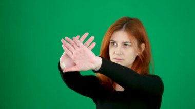 Krom anahtar bir stüdyoda, yeşil arka planda genç bir kadının elini tut. Duygular yakın plan. Kadın kollarını ileri doğru uzattı. psikolojik çözüm
