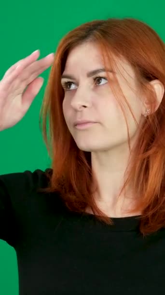 Video Von Mädchen Mit Nachdenklichem Gesichtsausdruck Aufregung Hand Auf Kopf — Stockvideo