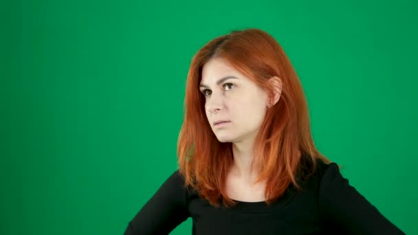 クロマの緑の背景にある頭の赤い髪の若い女性を下げる キーホップレスの悲しみ 彼女の側面の女性の手 精神的な問題を引き起こす否定的な感情 心理的な危機 — ストック動画