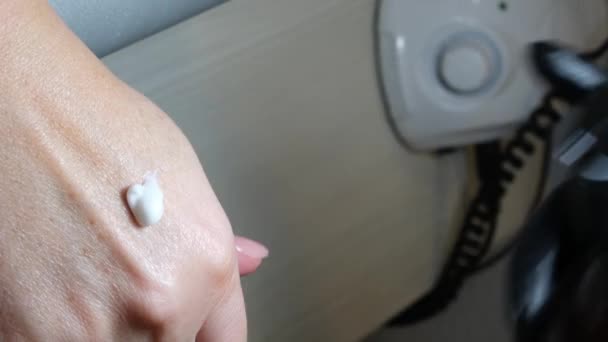 Manicura Pedicura Mujer Manicurista Elimina Esmalte Goma Laca Las Uñas — Vídeos de Stock