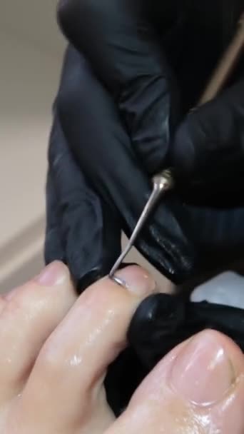 Manicure Pedicure Manicurist Kobieta Usuwa Lakier Żelowy Szelak Paznokci Klientów — Wideo stockowe