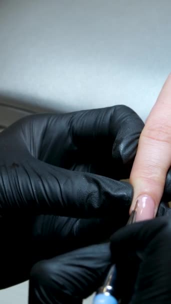 Manicure Pedicure Manicure Vrouw Verwijdert Gel Schellak Van Klanten Nagels — Stockvideo
