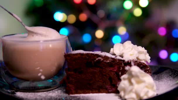 玻璃加卡布奇诺和白色蛋糕加奶油在木板上 拿铁马奇亚托的褐色背景 优质布朗尼奶油糖粉巧克力蛋糕 — 图库视频影像