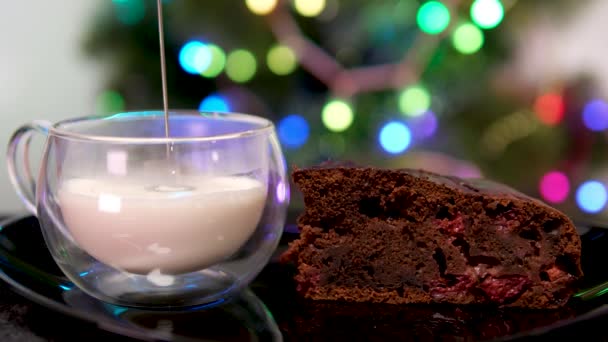 Pěnící Mléko Kávovarem Skleněném Hrnku Brownie Dort Třešněmi Vánoční Stromeček — Stock video
