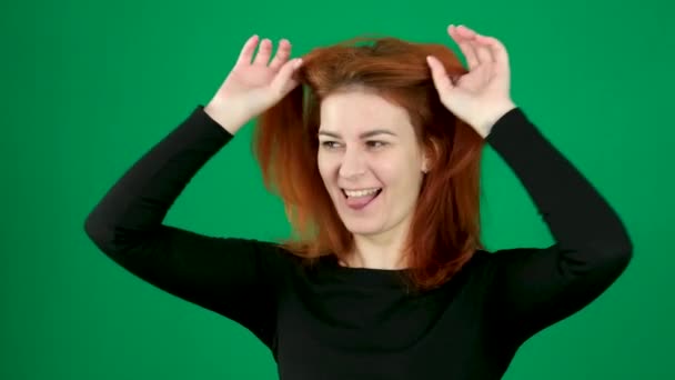 Rote Haare Junge Frau Auf Grünem Hintergrund Einem Chroma Schlüsselstudio — Stockvideo