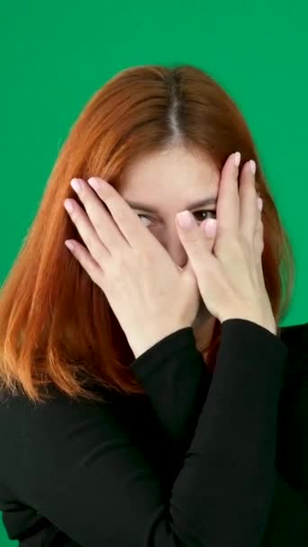 Ένα Κορίτσι Μαύρα Ρούχα Κόκκινα Μαλλιά Καλύπτει Μάτια Της Χέρια — Αρχείο Βίντεο