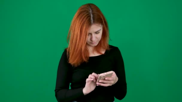 Рудоволоса Дівчина Дивиться Екран Телефону Набирає Номер Купує Ігри Соціальні — стокове відео