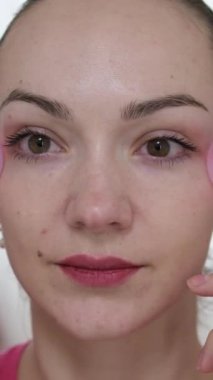 Yüzüne masaj yapan, yüzünü serinleten buz küresi yapan bir kadın. Slim Chin ve Neck 'te parmak izi var. Yüz masajı ve estetik cerrahi. Yüksek kalite