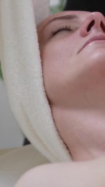 Yoga yapan ve esneme hareketleri yapan genç bir bayan. Gözleri kapalı bir kadın elleriyle boynunu ısıtıyor. Sağlıklı yaşam tarzı kavramı. Gerçek zamanlı. Yüksek kalite 