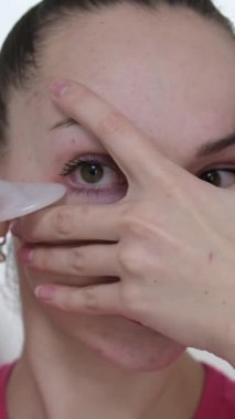 Yüzüne masaj yapan, yüzünü serinleten buz küresi yapan bir kadın. Slim Chin ve Neck 'te parmak izi var. Yüz masajı ve estetik cerrahi. Yüksek kalite