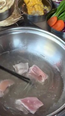 Tayland 'ın orta kesimindeki yerel yüzen markette erişte yapmak çok ünlü bir turistin gelip Kore yemeklerini yemesini sağlıyor. Yemek masası.