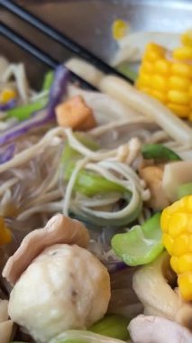 Ramen çorbası Vietnam çorbası sebzeli miso çorbası, et ve sebze karışımı bir restoranda çorba fırında vermicelli pirinç eriştesi pişirir. Geleneksel Japon soya sosu..