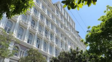 Tekne şeklinde balkonları olan otel binasının alışılmadık bir tasarımı. Yüksek kalite 4k görüntü