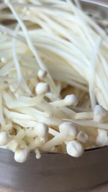Enoki mantarı ve daire grafiği. Enoki mantarının besin bileşenlerinin özeti. Yüksek kalite 4k görüntü