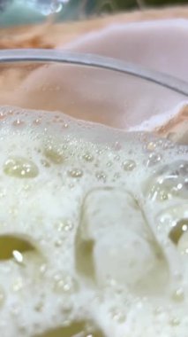 Vietnam pazarında soğuk içecekler, bolca buz, kamışlı içecek ve hindistan cevizli taze mango. Şeker kamışı organik meyve suyu.