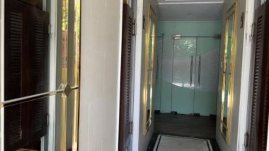 Pahalı lüks otel beyaz bina girişi orta çiçeklerde güzel büyük salon altın sarısı. Yüksek kalite 4k görüntü