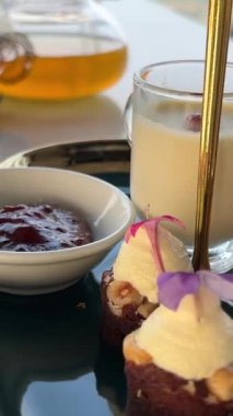 Ho Chi Minh City 'de çayla birlikte İngiliz kahvaltısı. Yüksek bir binanın tepesinde. Yemek sunumuna bakan pahalı lüks bir restoran. Zengin Tatil Atıştırmalıkları İçin Pahalı Yemek Sunma Sanatı