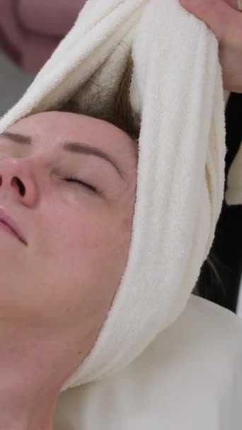 温泉和女人在美容院里做面部按摩放松 奢华的肌肤治疗 按摩减压疗法 护肤美容师按摩病人的脸部 — 图库视频影像