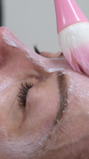 회춘이요 의사는 주사를하기 얼굴에 크림을 적용합니다 클로즈업 Mesotherapy와 활성화 아름다움 — 비디오